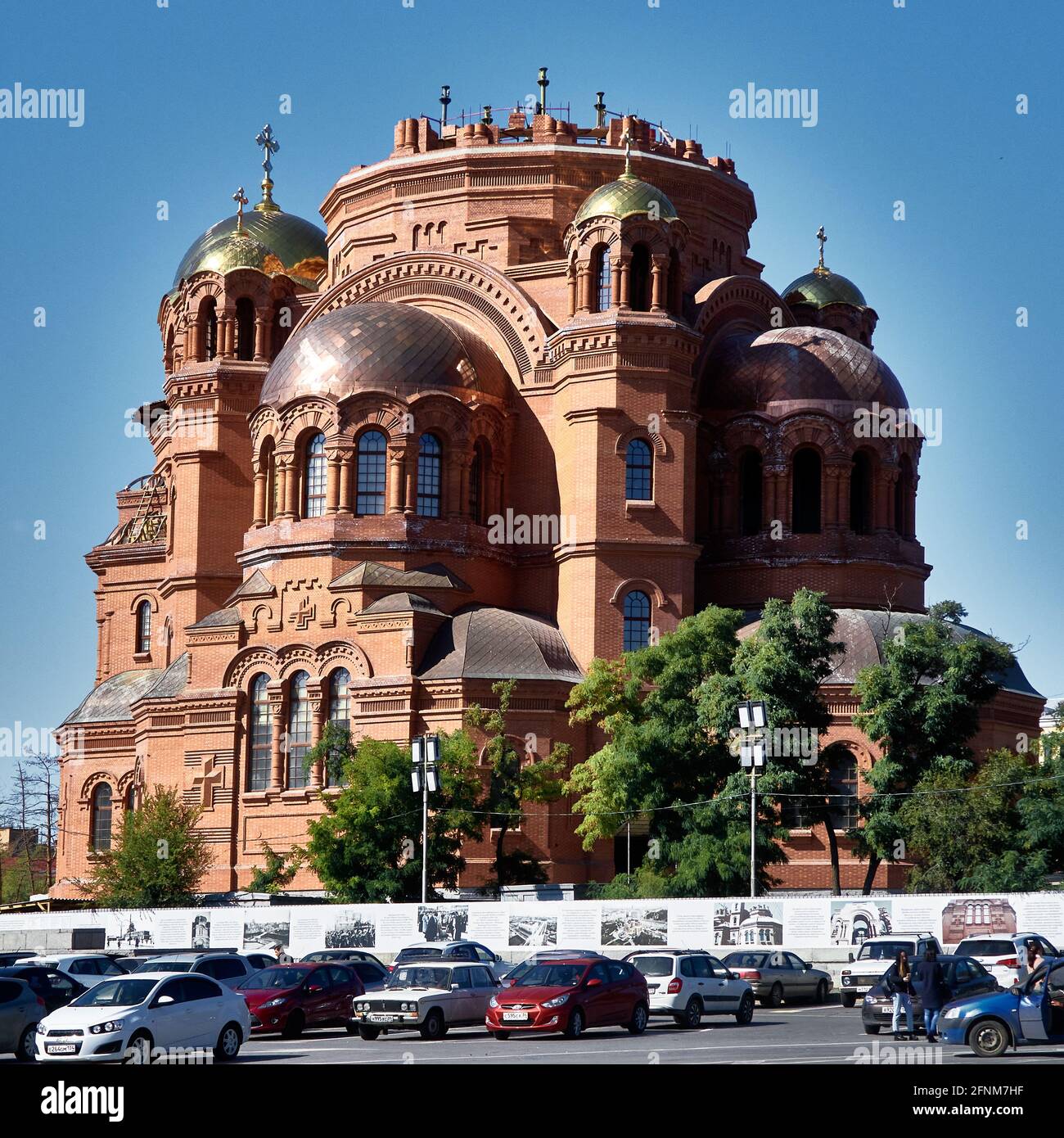 Russia ; Città di Volgograd la moschea Divina Liturgia dedicata alla memoria di Alexander Nevsky di fronte alla cattedrale sulla piazza del caduto F. Foto Stock