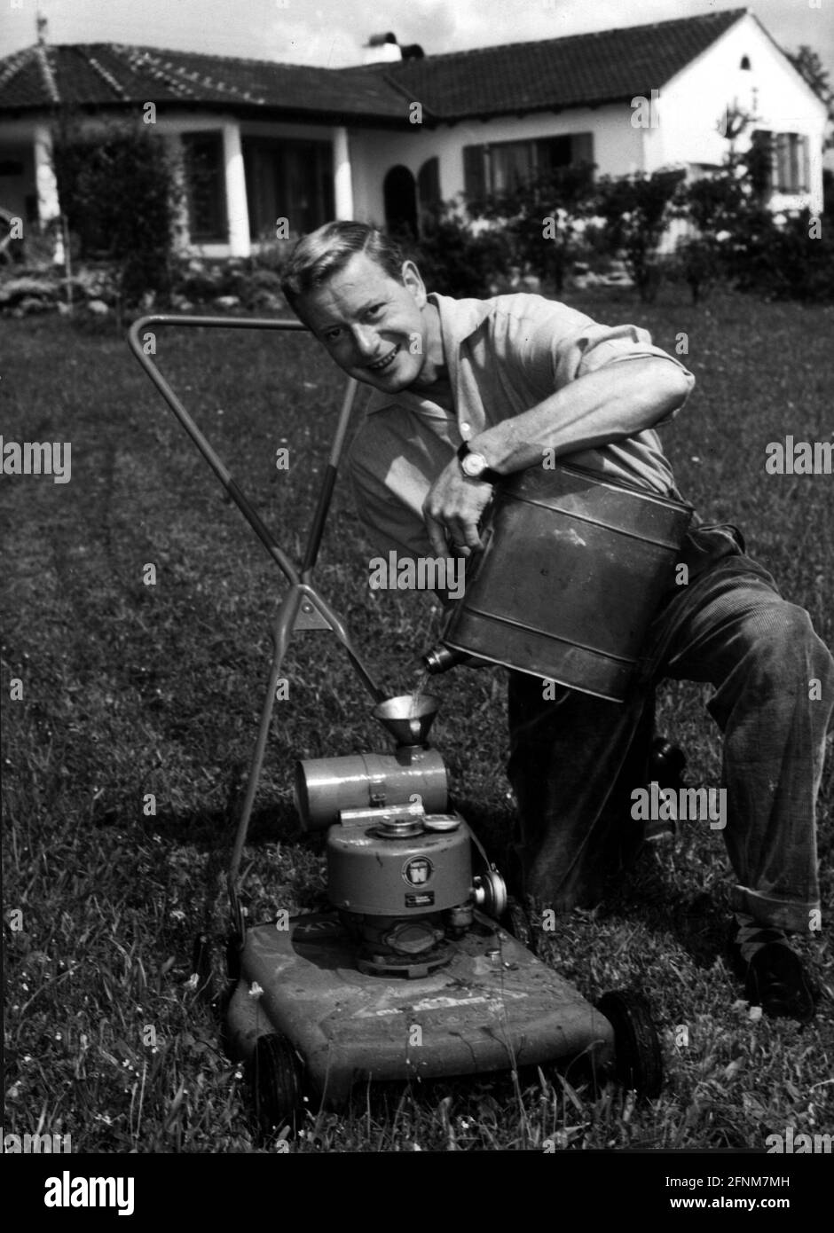 Borsche, Dieter, 25.10.1909 - 8.5.1982, attore tedesco, lunghezza intera, Fuori casa, DIRITTI-AGGIUNTIVI-AUTORIZZAZIONE-INFO-NON-DISPONIBILE Foto Stock