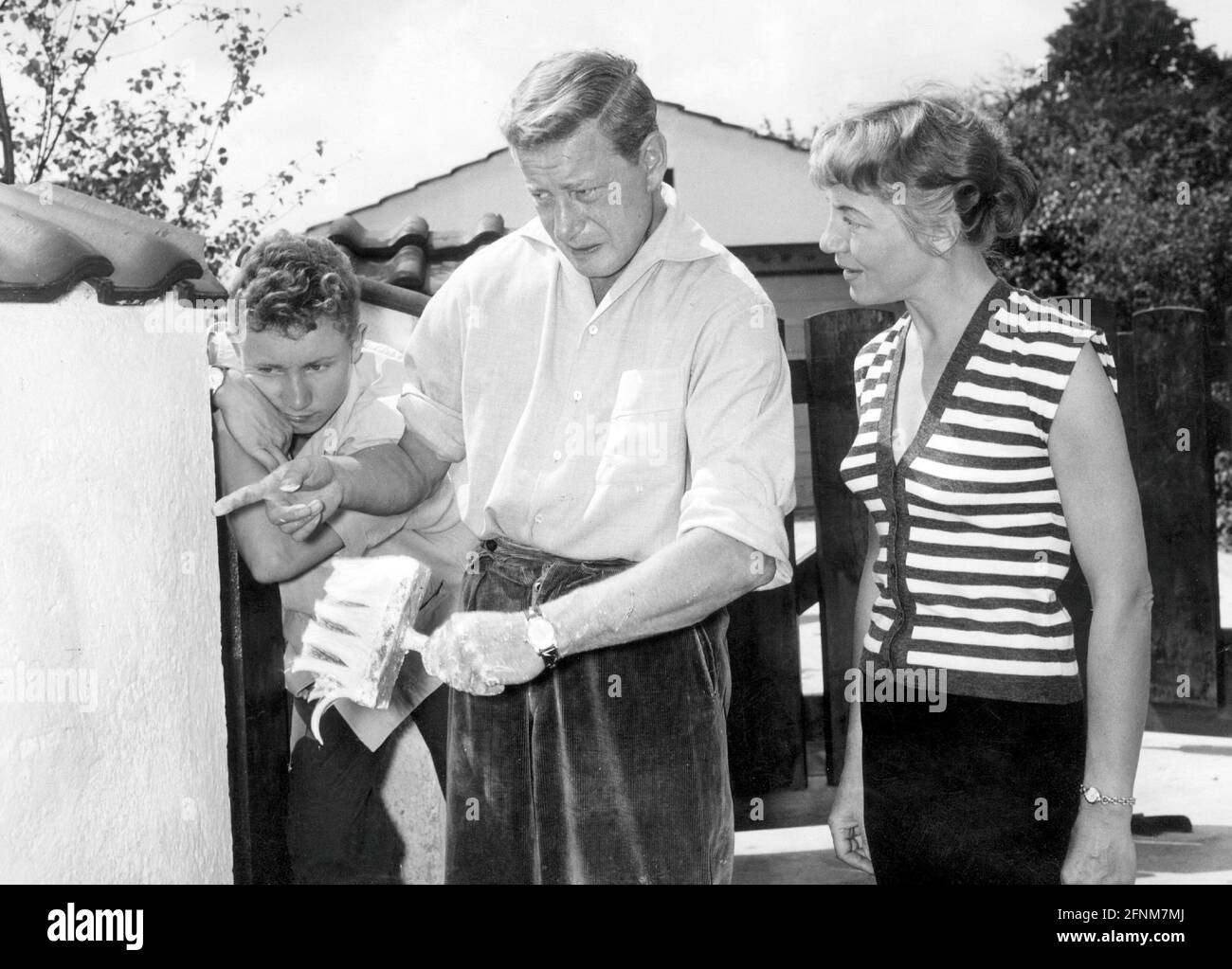 Borsche, Dieter, 25.10.1909 - 8.5.1982, attore tedesco, mezza lunghezza, Con sua moglie Ursula e il figlio Kai, DIRITTI-AGGIUNTIVI-AUTORIZZAZIONE-INFO-NON-DISPONIBILE Foto Stock