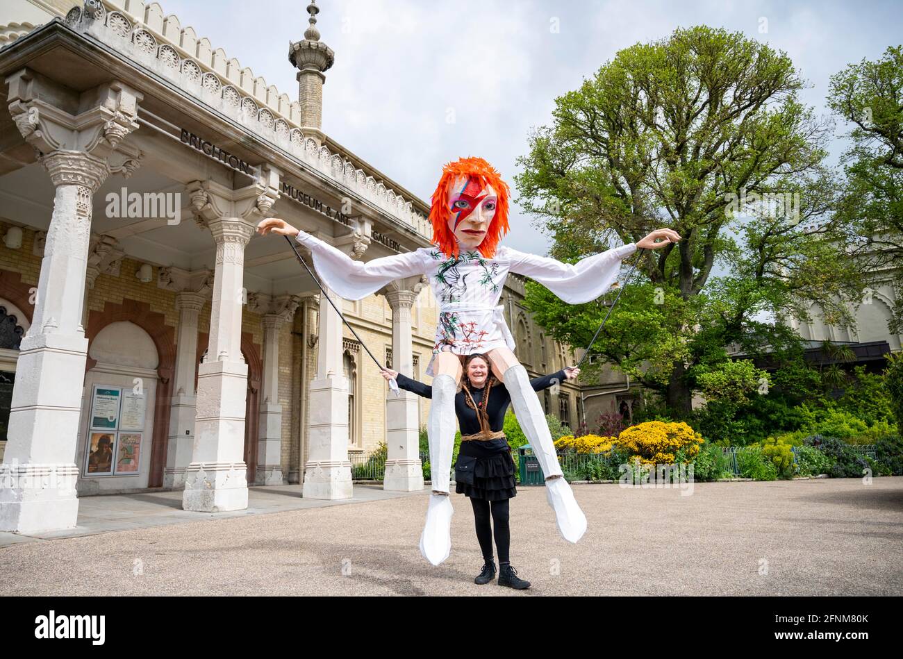 Brighton UK 17 maggio 2021 - UN grande David Bowie Il burattino fatto dallo stesso gruppo Sky Arts tours Pavilion Garden Promuovere il Rock 'n' Roll con me - David Mostra fotografica Bowie di Geoff MacCormack che è tornato Presso il Museo e la Galleria d'Arte di Brighton dal 18 maggio Foto Stock