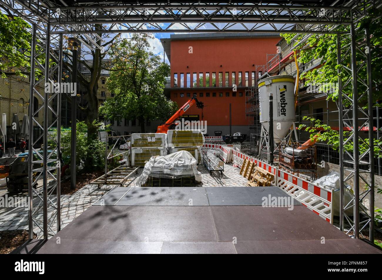 Berlino, Germania. 17 maggio 2021. I lavori di costruzione sono in corso nel teatro del cortile del 'Berliner Ensemble' (BE). I teatri di Berlino sono rimasti chiusi per più di sei mesi a causa della corona. Da mercoledì (19.05.) cinema, teatri, teatri d'opera e sale da concerto sono inoltre autorizzati ad offrire eventi all'aperto con un massimo di 250 persone. Credit: Jens Kalaene/dpa-Zentralbild/dpa/Alamy Live News Foto Stock