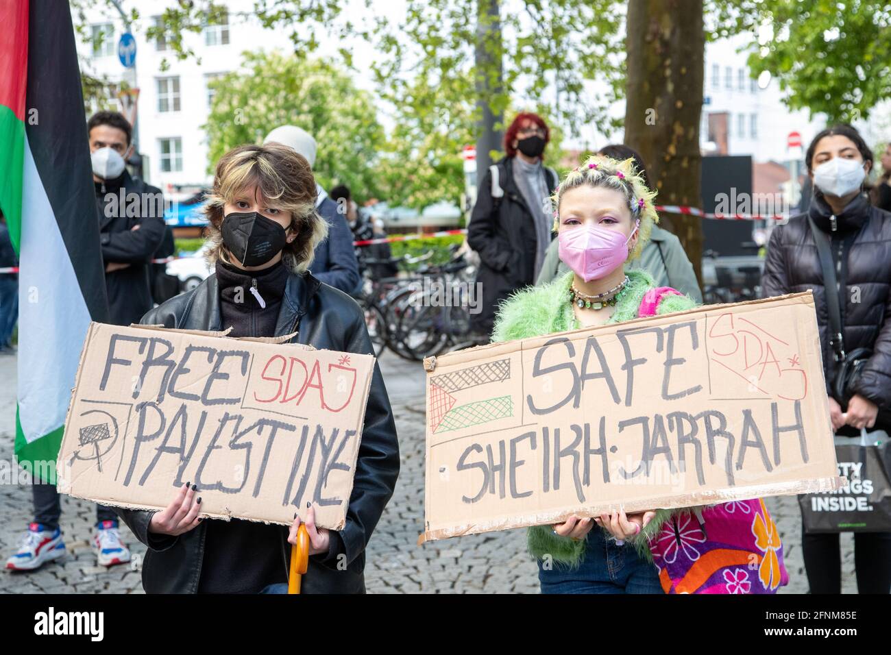 SDAJ Aktivistinnen fordern: ' Free Palestine ' und ' Save Sheikh Jarrah '. 100-200 Menschen versammelten sich am 17.5.2021 in München, um für Frieden in Palästina/Israel zu demonstrieren. Die Veranstalter kritisierten sowohl die Luftangriffe der israelischen Armee als auch die Raketen der Hamas. - gli attivisti della SDAJ chiedono: ' Palestina libera ' & ' Save Sheikh Jarrah '. 100-200 persone il 17 maggio 2021 si sono unite a un raduno a Monaco, in Germania, per protestare per la pace in Palestina/Israele. Gli organizzatori hanno criticato gli attacchi aerei dei militari israeliani, come gli attacchi missilistici da parte di Hamas. (Foto Foto Stock