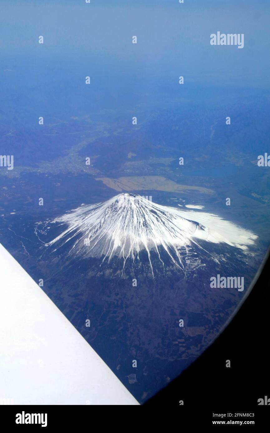Vista del monte Fuji dalla finestra dell'aereo Giappone Foto Stock
