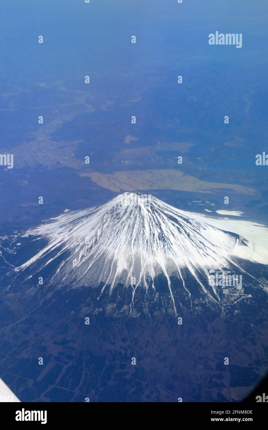 Vista del monte Fuji dalla finestra dell'aereo Giappone Foto Stock