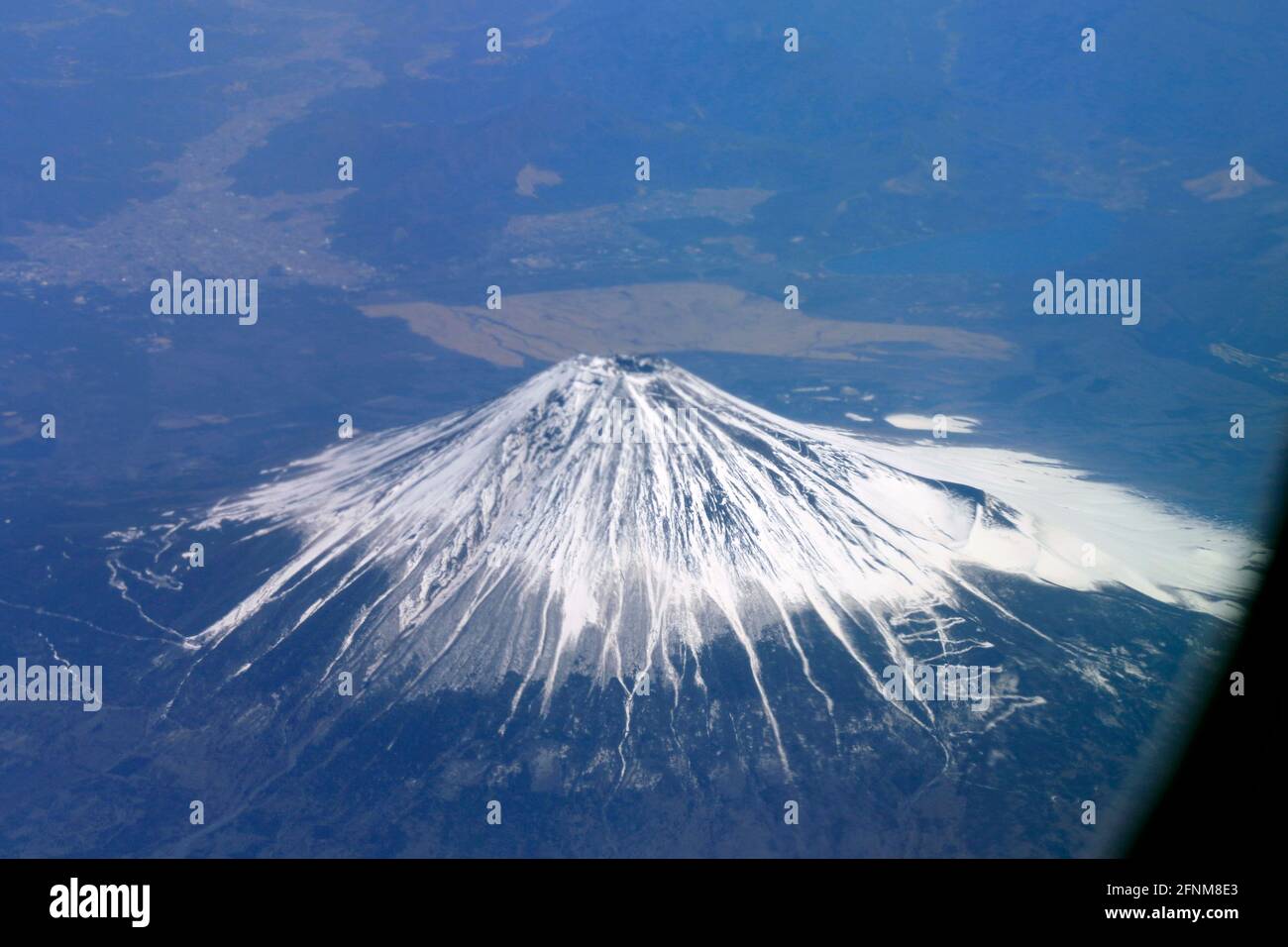 Vista del monte Fuji dalla finestra dell'aereo Giappone Foto Stock