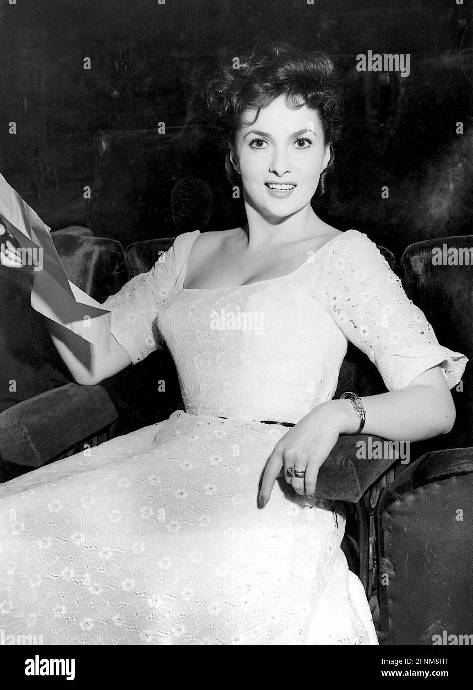 Lollobrigida, Gina, * 4.7.1927, attrice italiana, mezza lunghezza, Durante la pausa in teatro, 1952, ULTERIORI-DIRITTI-AUTORIZZAZIONE-INFORMAZIONI-NON-DISPONIBILI Foto Stock