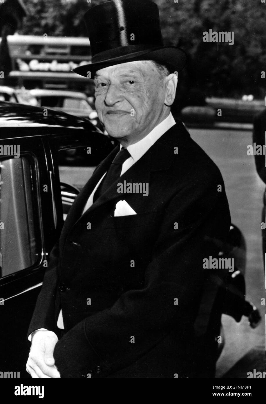 Maugham, William Somerset, 25.1.1874 - 16.12.1965, scrittore inglese, 1954, cappello, cappello a stovepipe, cappello, DIRITTI-AGGIUNTIVI-CLEARANCE-INFO-NON-DISPONIBILI Foto Stock