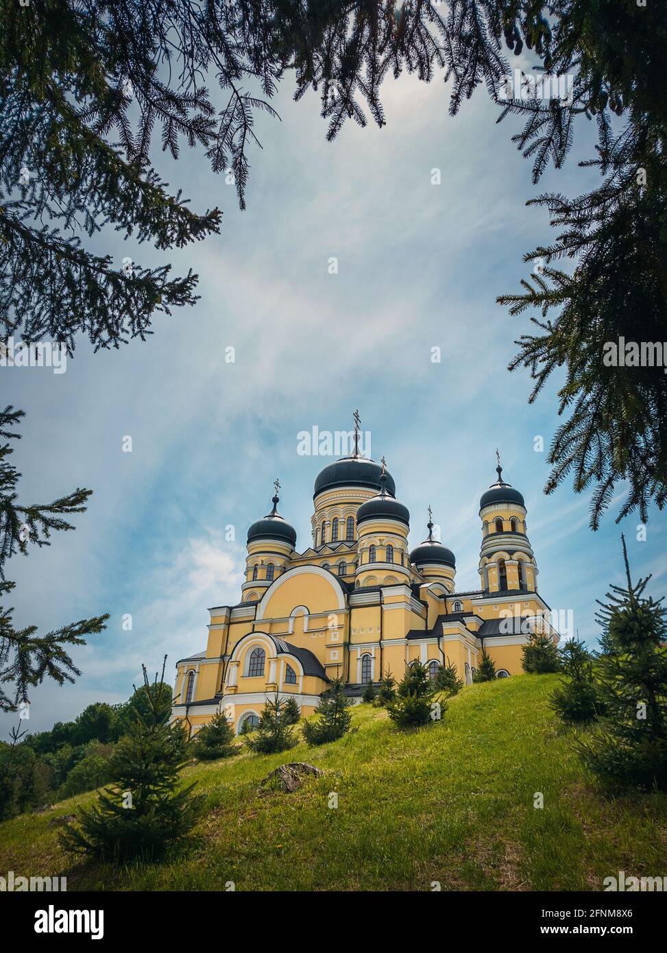Bella vista all'aperto del Monastero di Hancu, una tradizionale chiesa cristiana ortodossa situata nel mezzo dei boschi, la Repubblica di Moldavia. Est Foto Stock