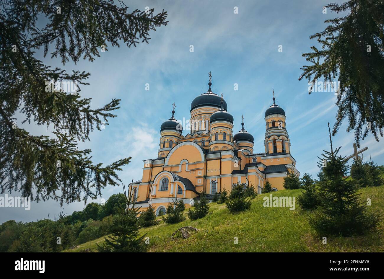 Bella vista all'aperto del Monastero di Hancu, una tradizionale chiesa cristiana ortodossa situata nel mezzo dei boschi, la Repubblica di Moldavia. Est Foto Stock