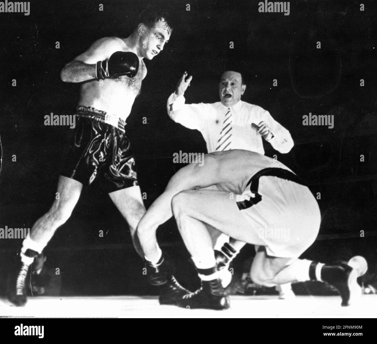 Sport, boxe, boxe match Charles Humez contro Pierre Langlois, Langlois sul pavimento, DIRITTI-AGGIUNTIVI-CLEARANCE-INFO-NON-DISPONIBILE Foto Stock