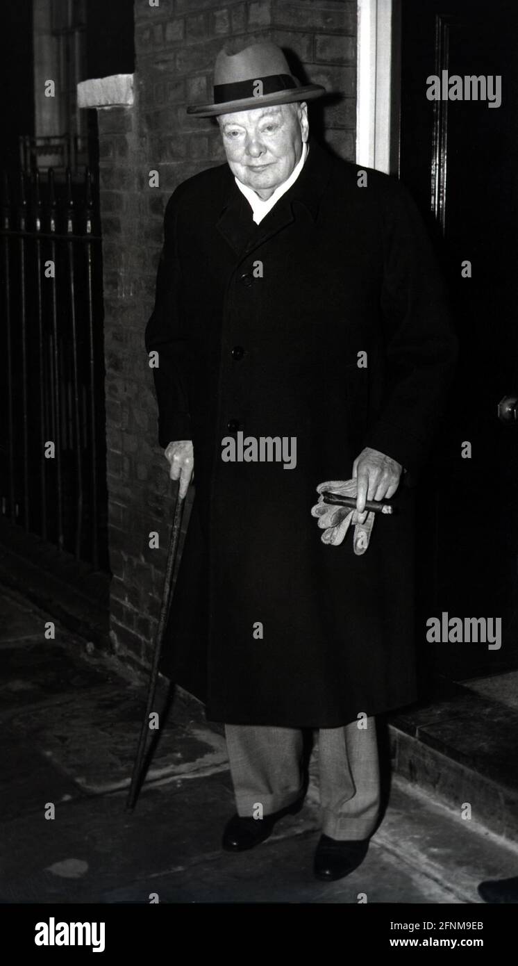 Churchill, Sir Winston, 30.11.1874 - 24.1.1965, politico britannico, a lunghezza intera, 1958, INFORMAZIONI-DI-AUTORIZZAZIONE-DIRITTI-AGGIUNTIVI-NON-DISPONIBILI Foto Stock