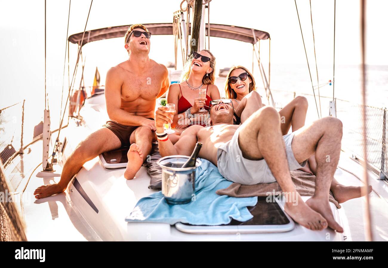 Felici i giovani amici che si divertono alla festa della barca a vela - Wanderlust Concetto di viaggio con persone millenarie in viaggio in barca a vela - Lusso stile di vita Foto Stock