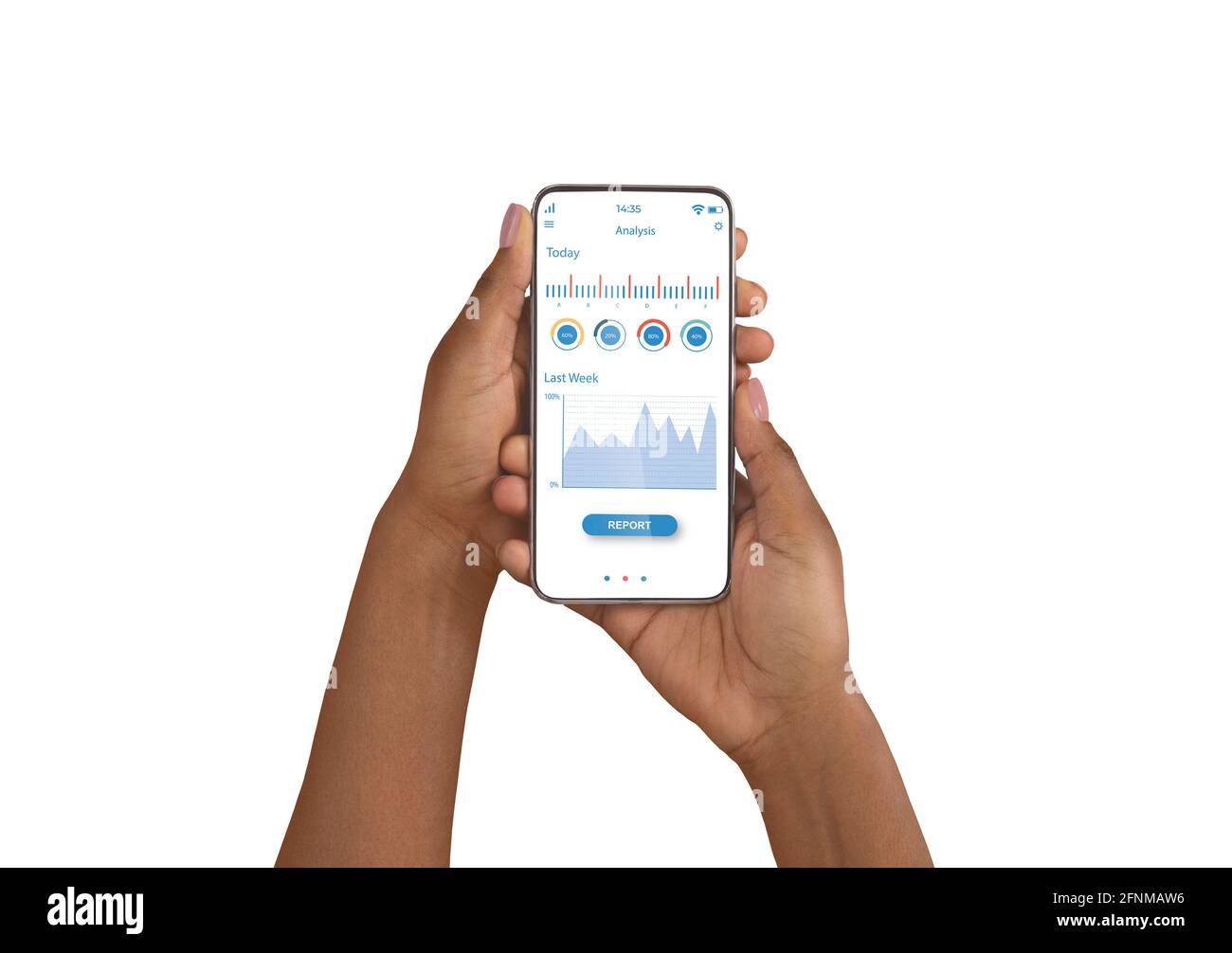 Donna nera mani utilizzando l'app finanziaria sullo smartphone Foto Stock