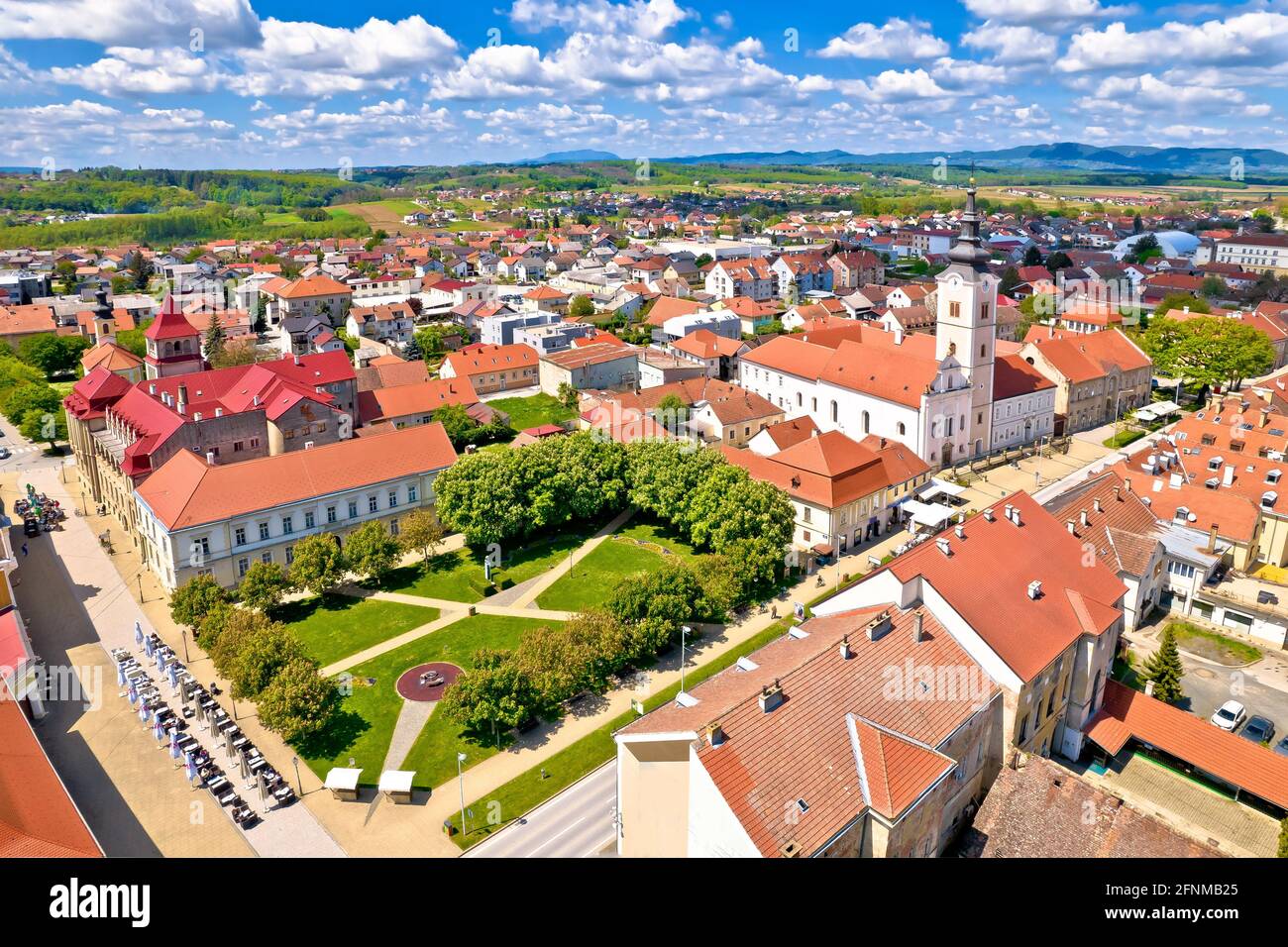 Colorata città medievale di Krizevci centro storico vista aerea, regione Prigorje della Croazia Foto Stock