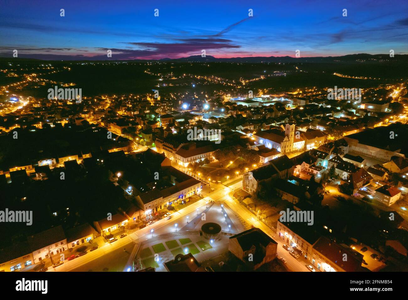 Colorata città medievale di Krizevci centro storico vista aerea notte, regione di Prigorje della Croazia Foto Stock