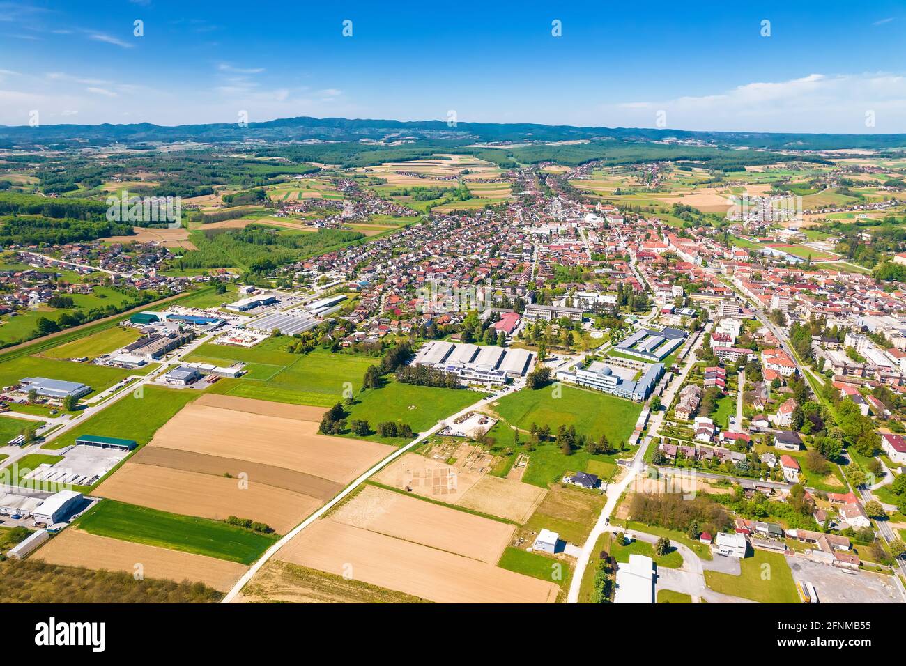 Colorata città medievale di Krizevci e Prigorje vista aerea, regione di Prigorje della Croazia Foto Stock