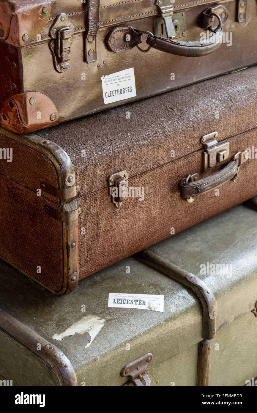 Vecchie valigie usate accatastate su una piattaforma ferroviaria, Great  Central Railway, UK Foto stock - Alamy