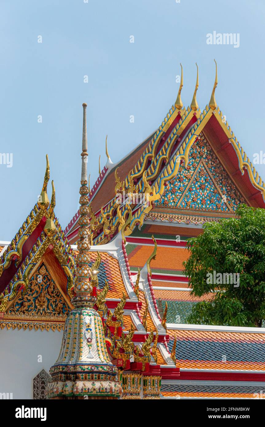Decorazioni colorate e decorate su edifici nel tempio Wat Pho Wat po a Bangkok in Thailandia nel Sud Est Asiatico. Foto Stock
