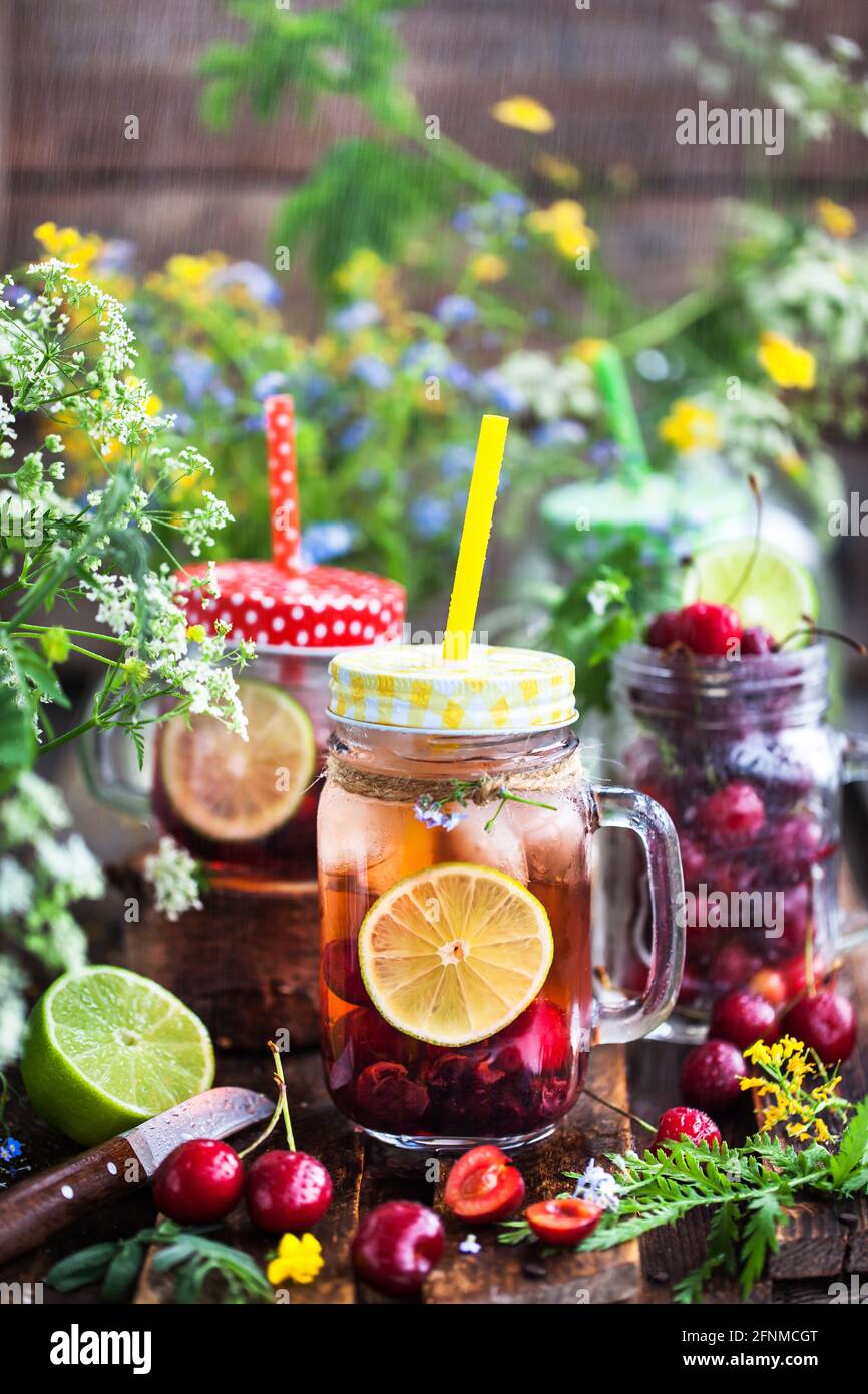 Sana limonata fredda fatta in casa con frutti di bosco freschi e frutta in vaso di muratore Foto Stock