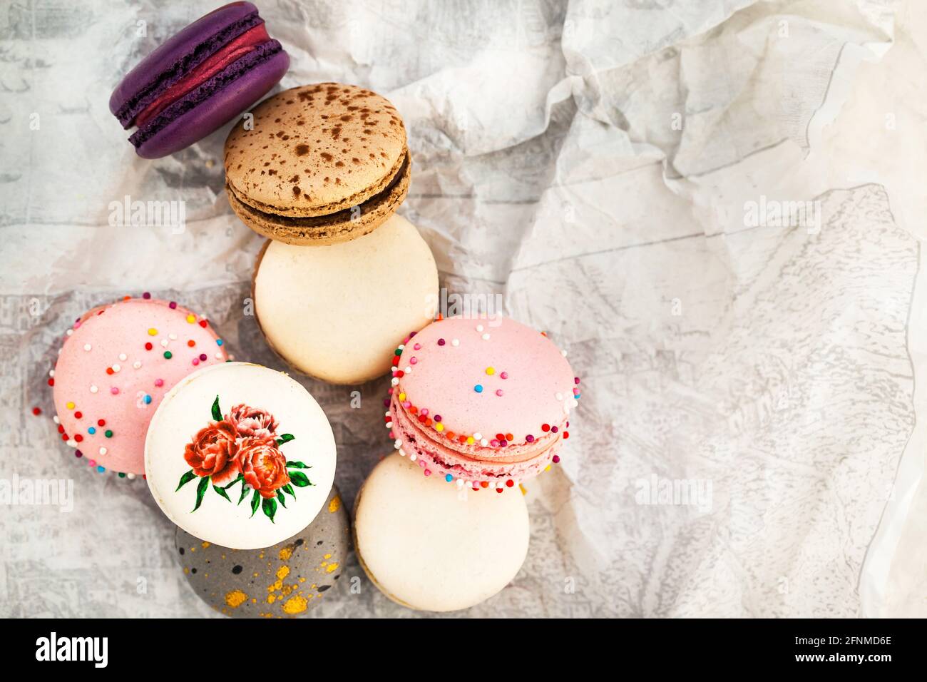 Macaron francesi colorati su sfondo grigio. Colori pastello. Vista dall'alto. Foto Stock