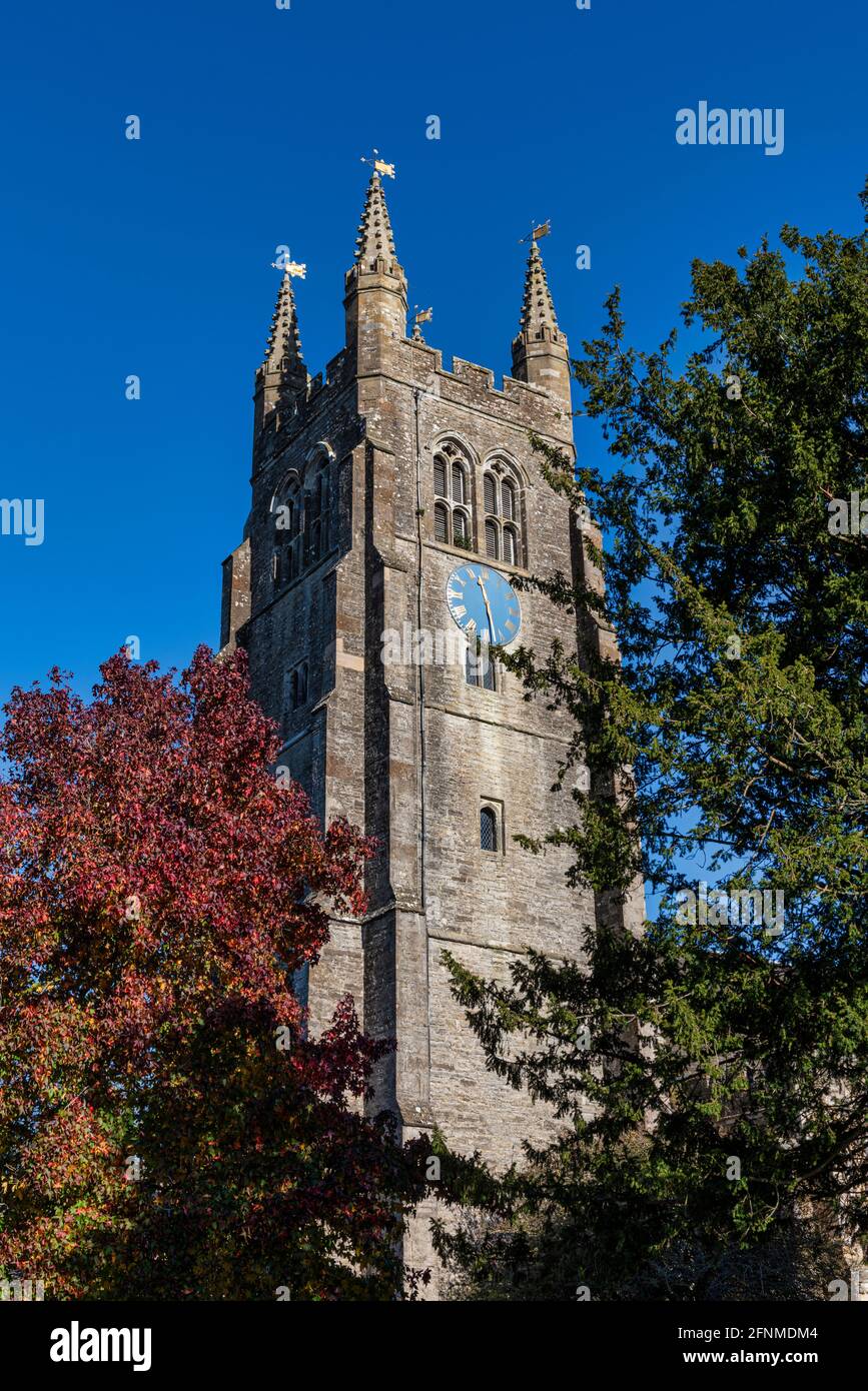 Chiesa di San Mildred con la sua imponente torre di 130 metri a Tenterden, Kent, Inghilterra Foto Stock