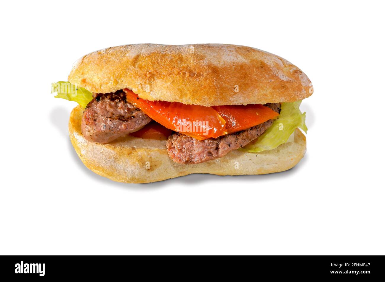 Sandwich con salsiccia alla griglia, peperone e lattuga, isolato su bianco, copia spazio Foto Stock