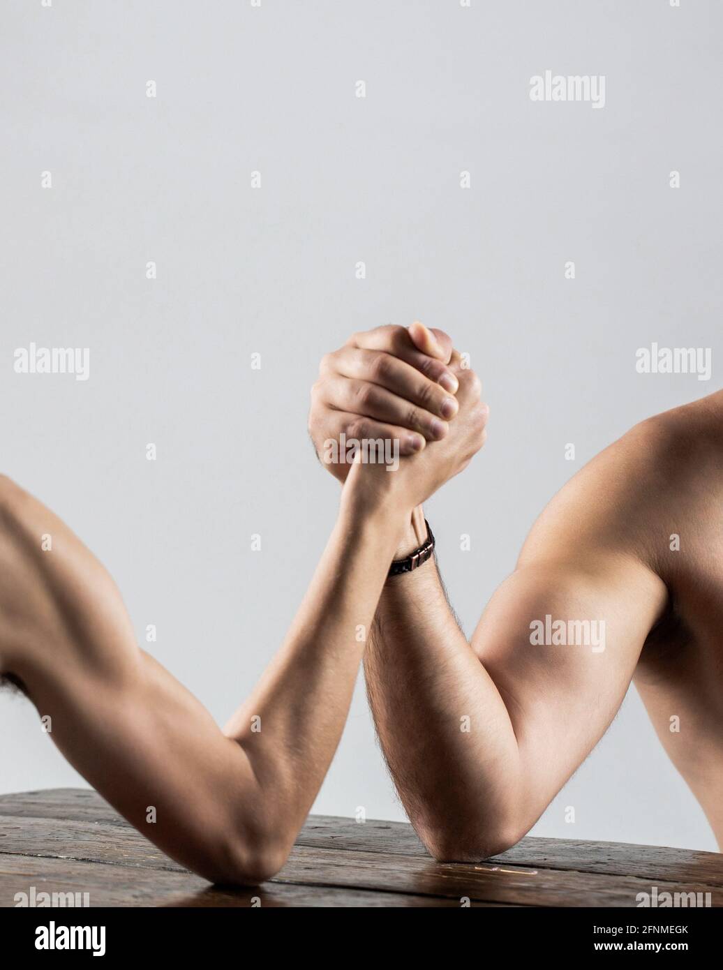 Armi che lottano mano sottile, grande braccio forte in studio. Due mani di uomo hanno stretto il braccio wrestling, forte e debole, corrispondenza disuguale. Braccio wrestling. Pesantemente Foto Stock