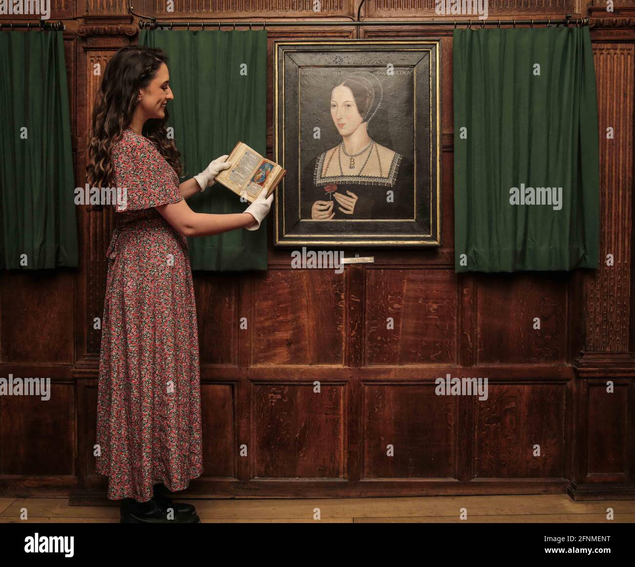 Hever Castle, Edenbridge, 18 maggio 2021 l'ex amministratore del castello di Hever Kate McCaffrey ha trascorso quasi un anno a studiare i due libri di preghiera come parte della sua tesi per i suoi Maestri in Studi medievali e antichi moderni, e ha trovato la formulazione nascosta che era stata scoperta per più di 400 anni. Qui tenendo Anne Boleyn libro di preghiera, di fronte a Anne Boleyns painting.Paul Quezada-Neiman/Alamy Live N Foto Stock