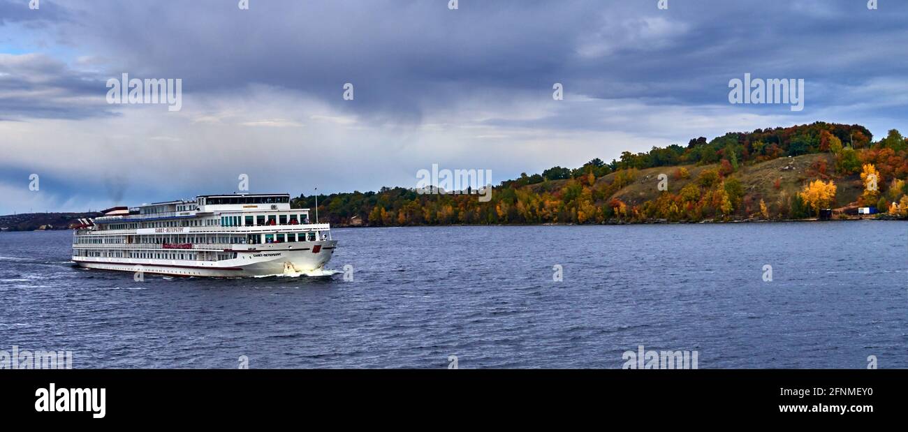 Russia ; Samara Oblast. Astrachan zona della città. La nave da crociera sulla Vista Panoramica del Fiume Volga. Il Volga è il fiume più grande d'Europa, scolo Foto Stock