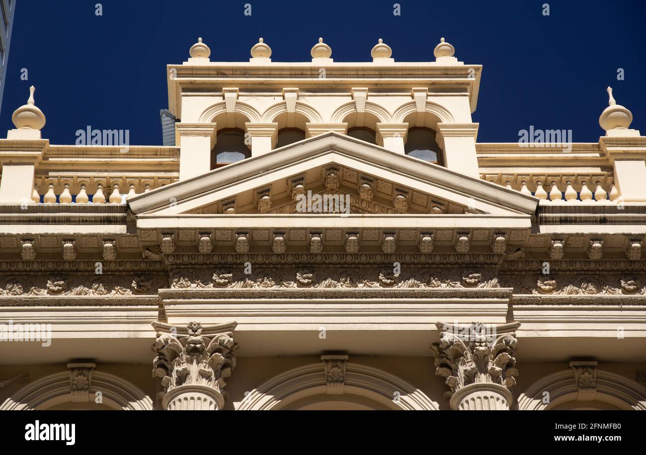 Decorativo vittoriano era linea di tetti contro Blue Sky Foto Stock