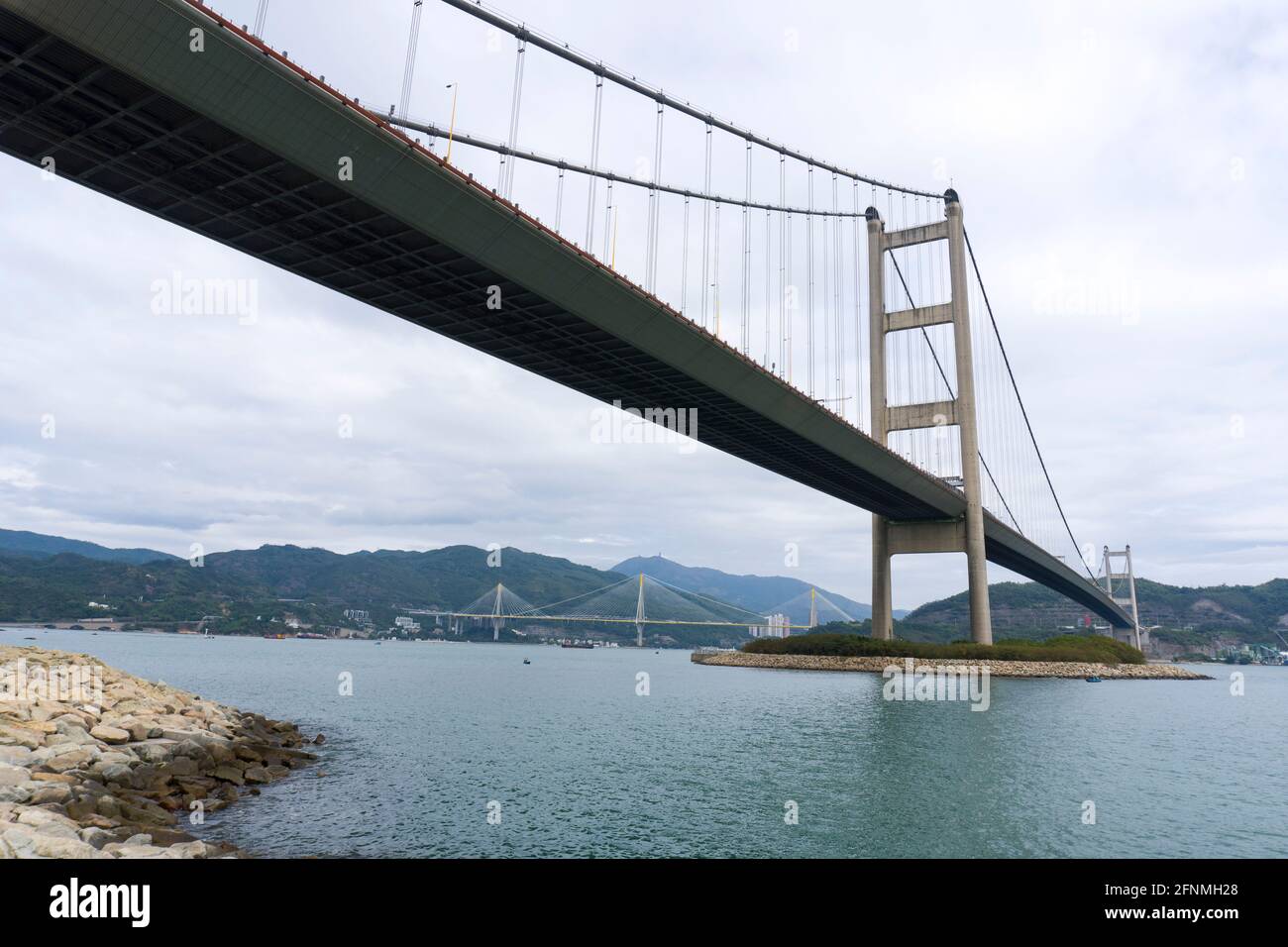 Ponte Tsing ma tra l'isola ma WAN e l'isola Tsing Yi, Hong Kong, vista ad angolo basso Foto Stock