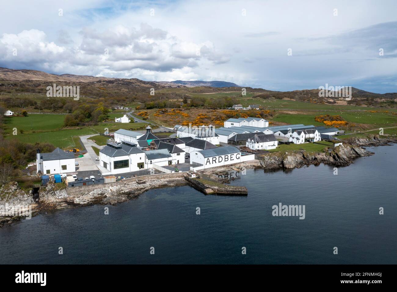 Vista aerea della distilleria Ardbeg, Islay, la distilleria è di proprietà di Louis Vuitton Moët Hennessy, e produce un whisky Islay pesantemente pesantemente pesato. Foto Stock