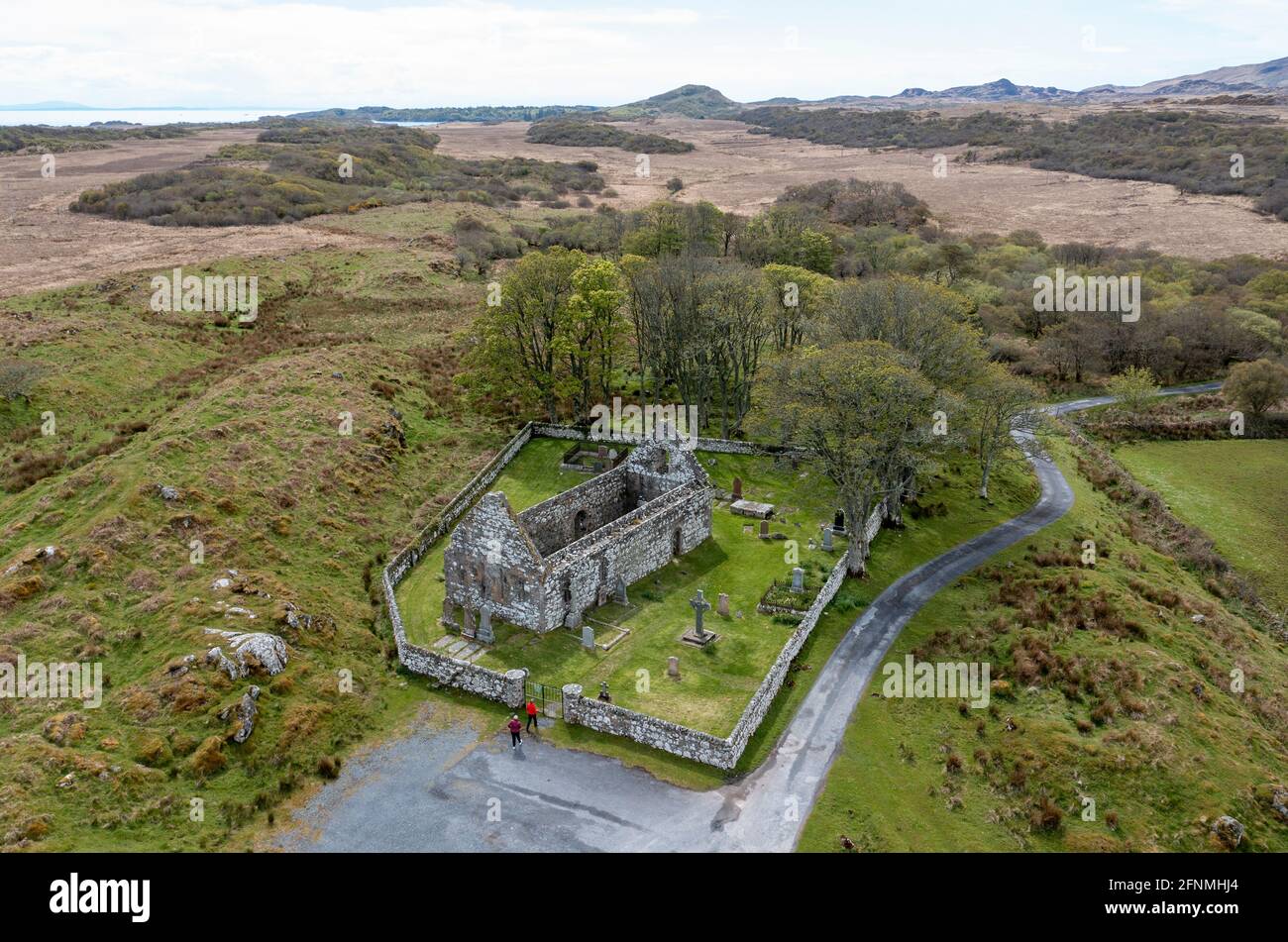 Vista aerea della vecchia chiesa parrocchiale di Kildalton e Kildalton High Cross, Kildalton, Islay, Scozia. Foto Stock