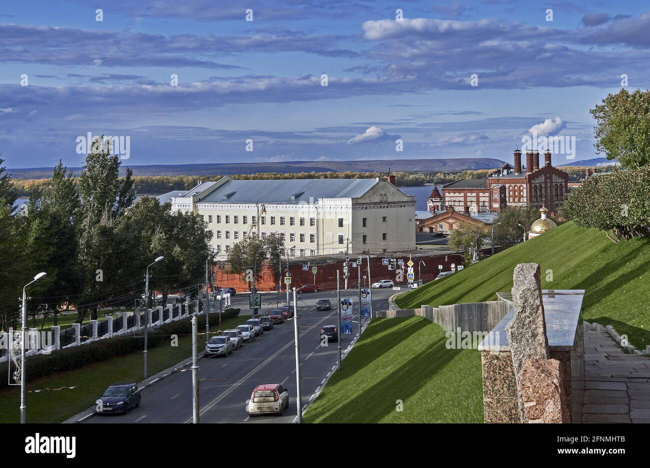 Russia, Samara Oblast, Samara città; l'edificio militare bianco è una fabbrica di birra. Che produce alcune delle birre più popolari della Russia dal 1881, Samara è influenzato Foto Stock Russia, Samara Oblast, Samara città; l'edificio militare bianco è una fabbrica di birra. Che produce alcune delle birre più popolari della Russia dal 1881, Samara è influenzato Foto Stock