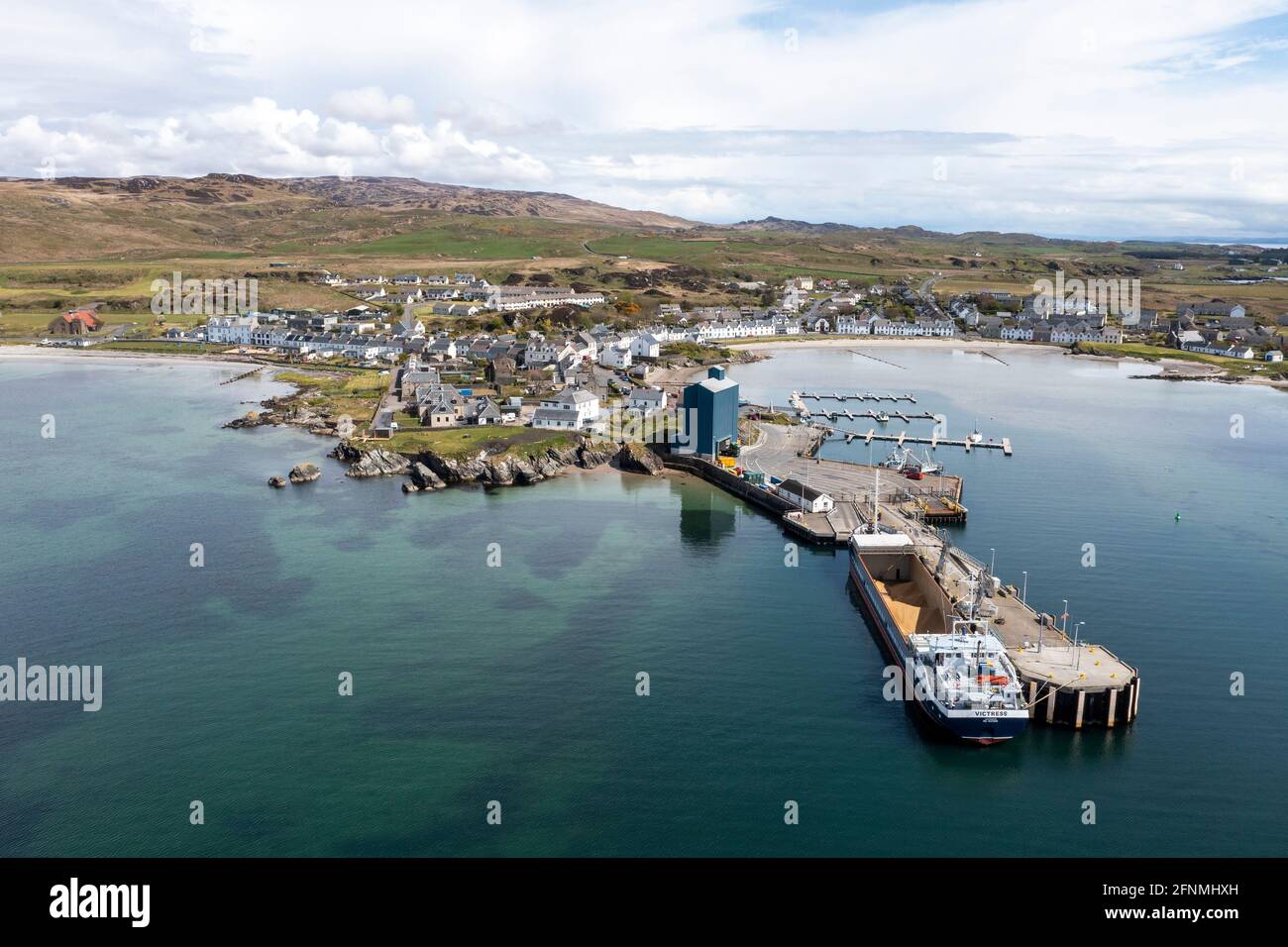 Nave da carico generale victress legato nel porto di Port Ellen, Isola di Islay, Scozia, Regno Unito. Foto Stock