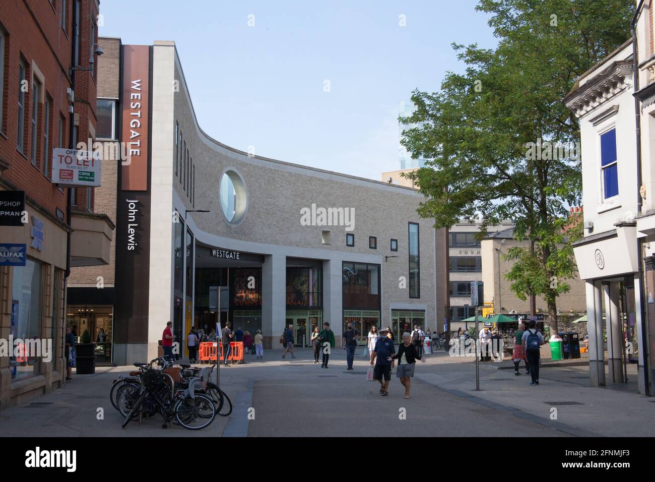 Queen Street a Oxford con il centro commerciale Westgate nel Regno Unito, il 15 settembre 2020 Foto Stock
