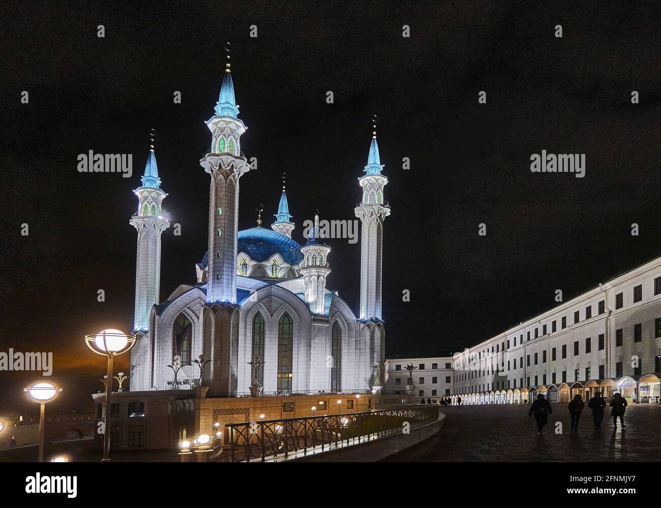 Russia, Tatarstan Oblast. Città di Kazan; Di notte, la città di Kazan la moschea di Kul Scharif è illuminata nel Cremlino Foto Stock