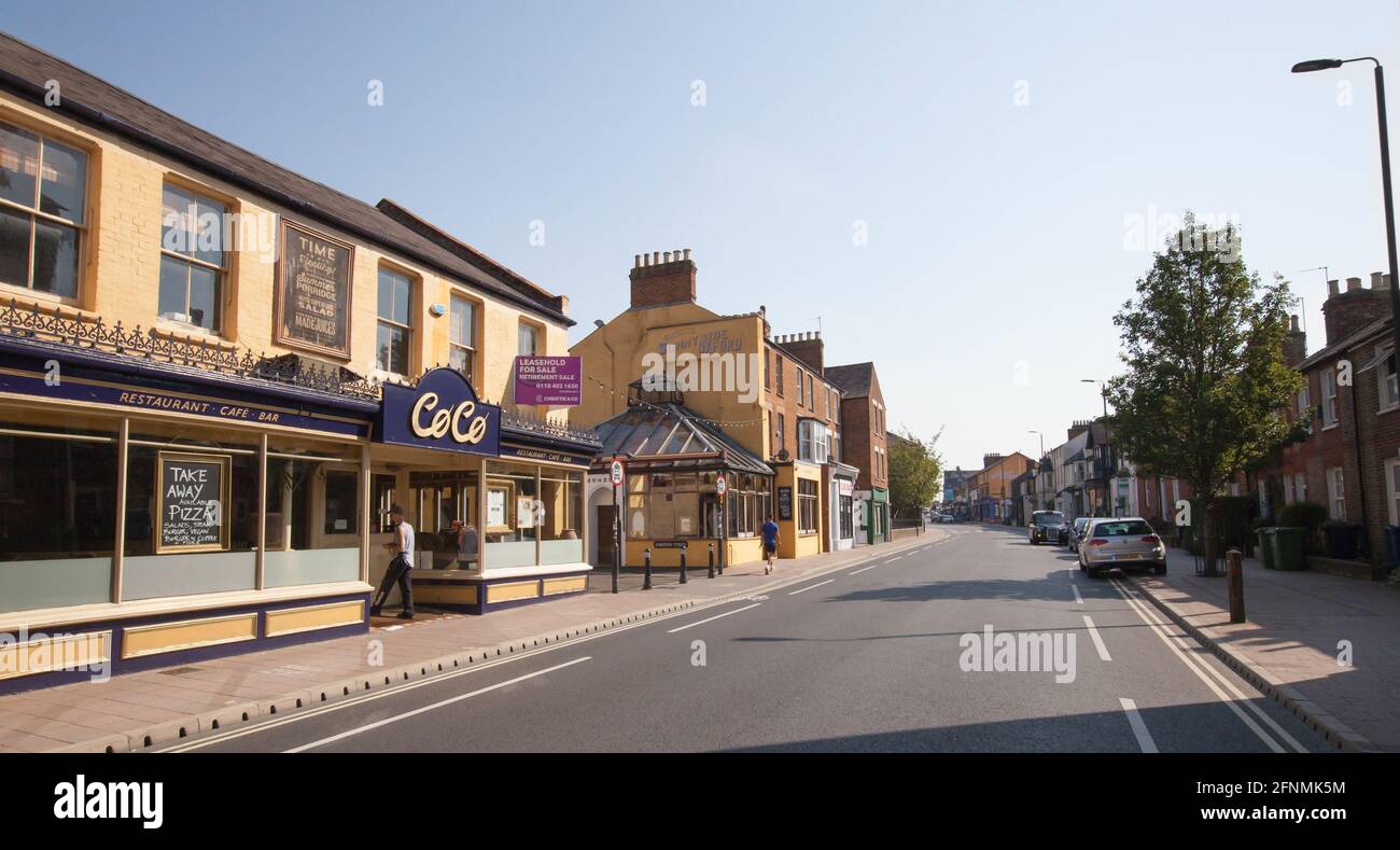 Vista dei ristoranti sulla Cowley Road di Oxford nel Regno Unito, il 15 settembre 2020 Foto Stock