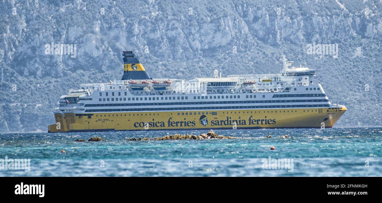 GOLFO ARANCI, ITALIA - 19 agosto 2016: Golfo Aranci, Sardegna , Italia - : traghetto per la sardegna che collega l'isola di piombino al golfo aranci Foto Stock