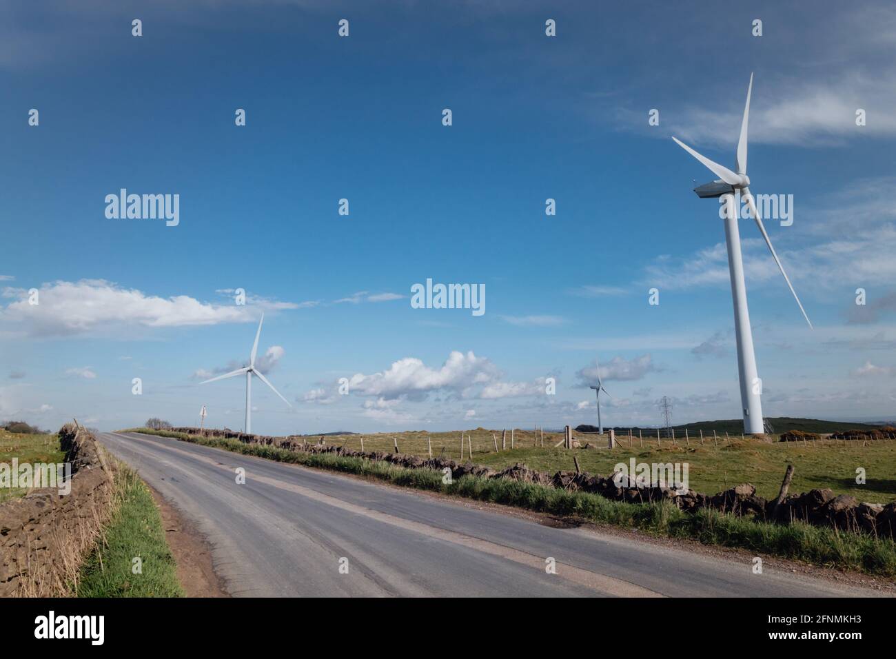 Visita Harborough Rocks, con splendide viste sul lago Carlington e sui mulini a vento Foto Stock