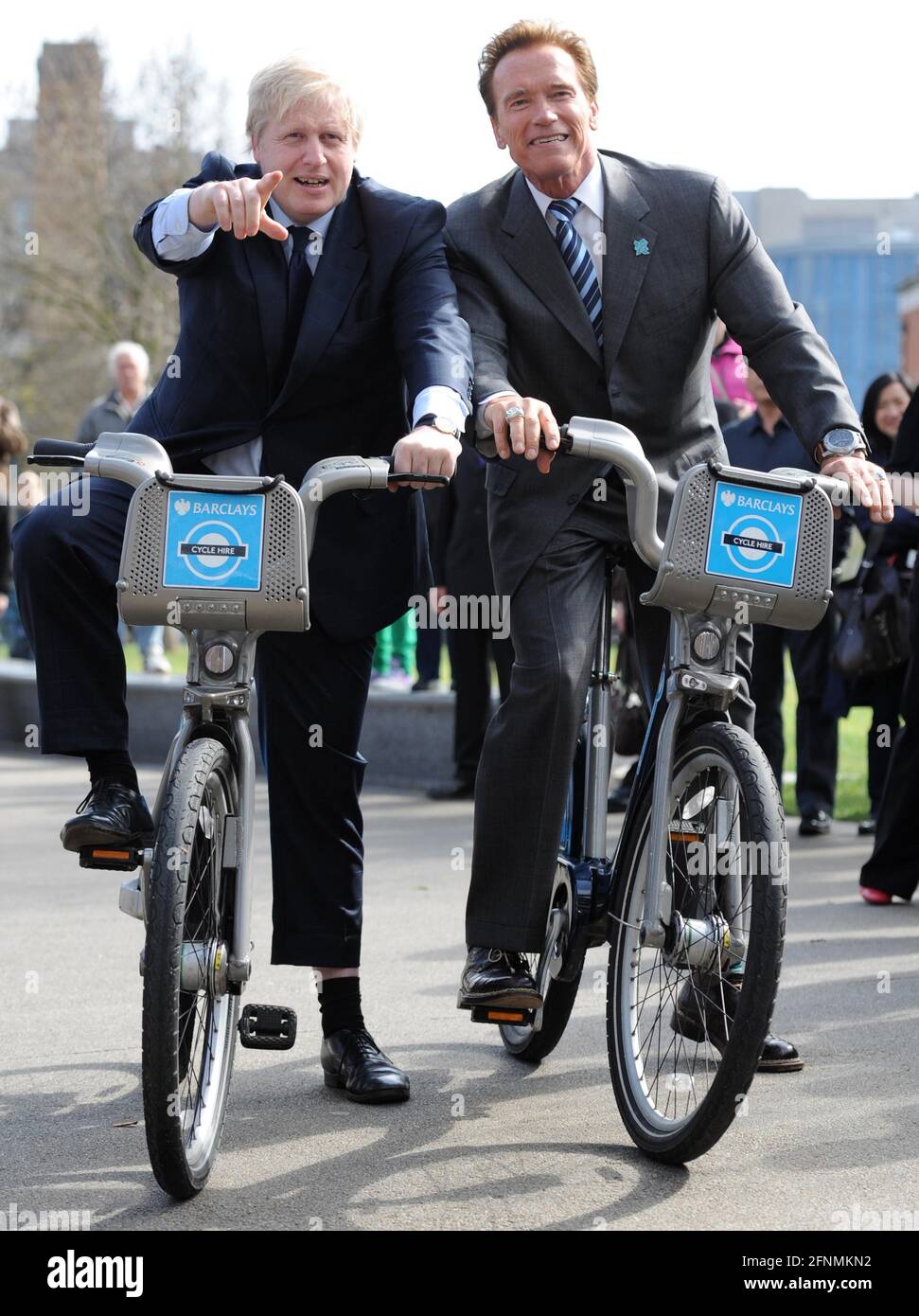 File photo datato 31/3/2011 di Boris Johnson prende Arnold Schwarzenegger per un giro su una delle sue 'biciclette Boris' durante la sua visita al Municipio di Londra. La stella di Hollywood ha elogiato Boris Johnson dicendo che è il 'affare reale'. Data di emissione: Martedì 18 maggio 2021. Foto Stock