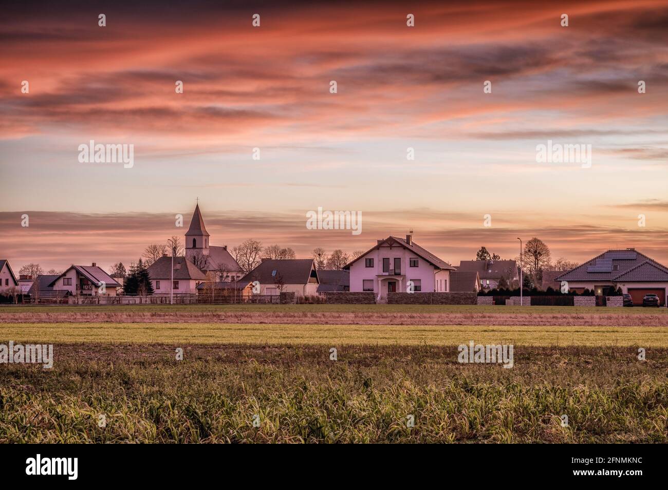 Bellissimo scatto del villaggio di Boguszyce al tramonto a Opolskie Voivodato, Polonia Foto Stock