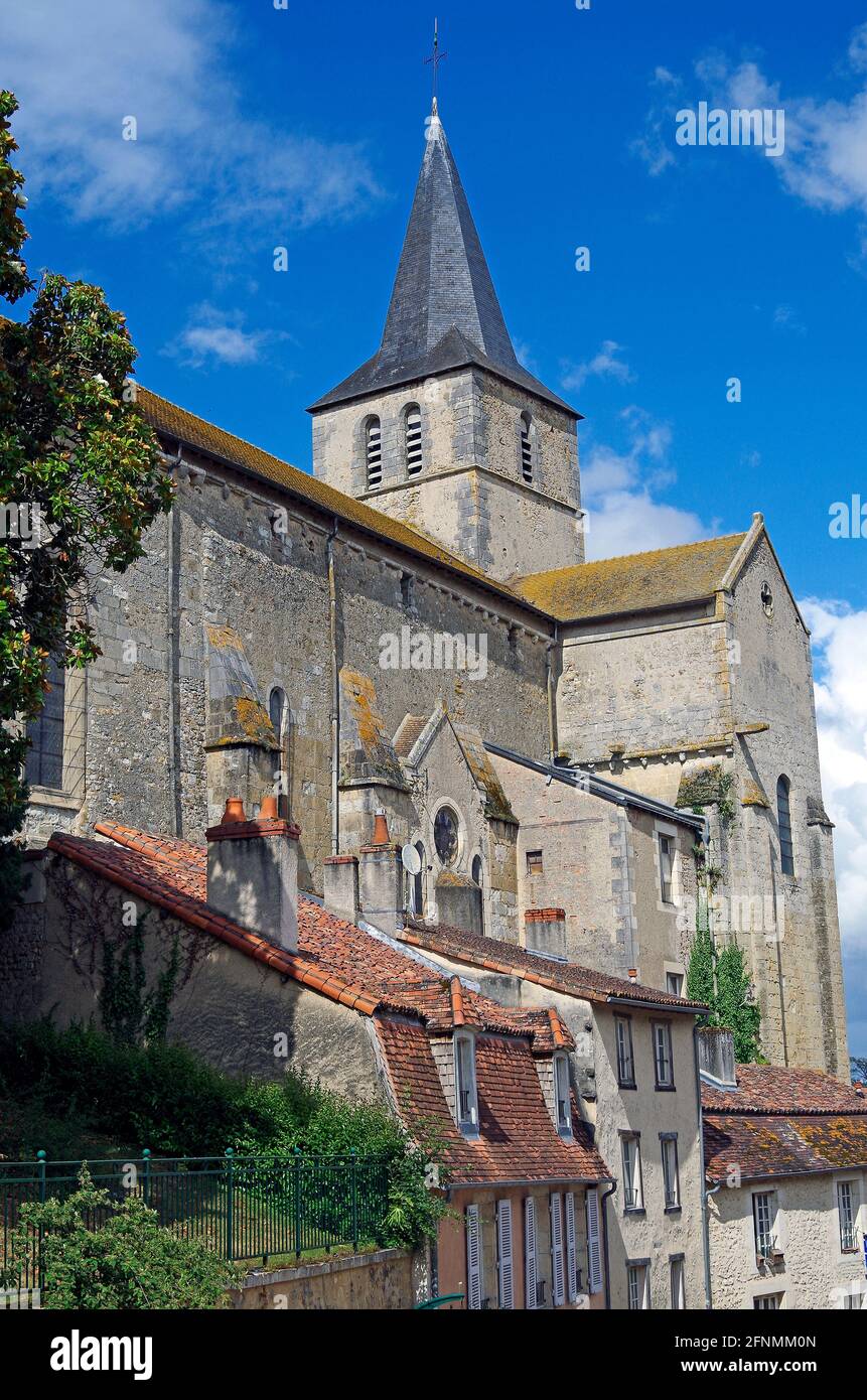 La chiesa parrocchiale di Notre Dame, arroccata su un affioramento calcareo sopra il fiume Gartempe a Montmorillon, Francia Foto Stock