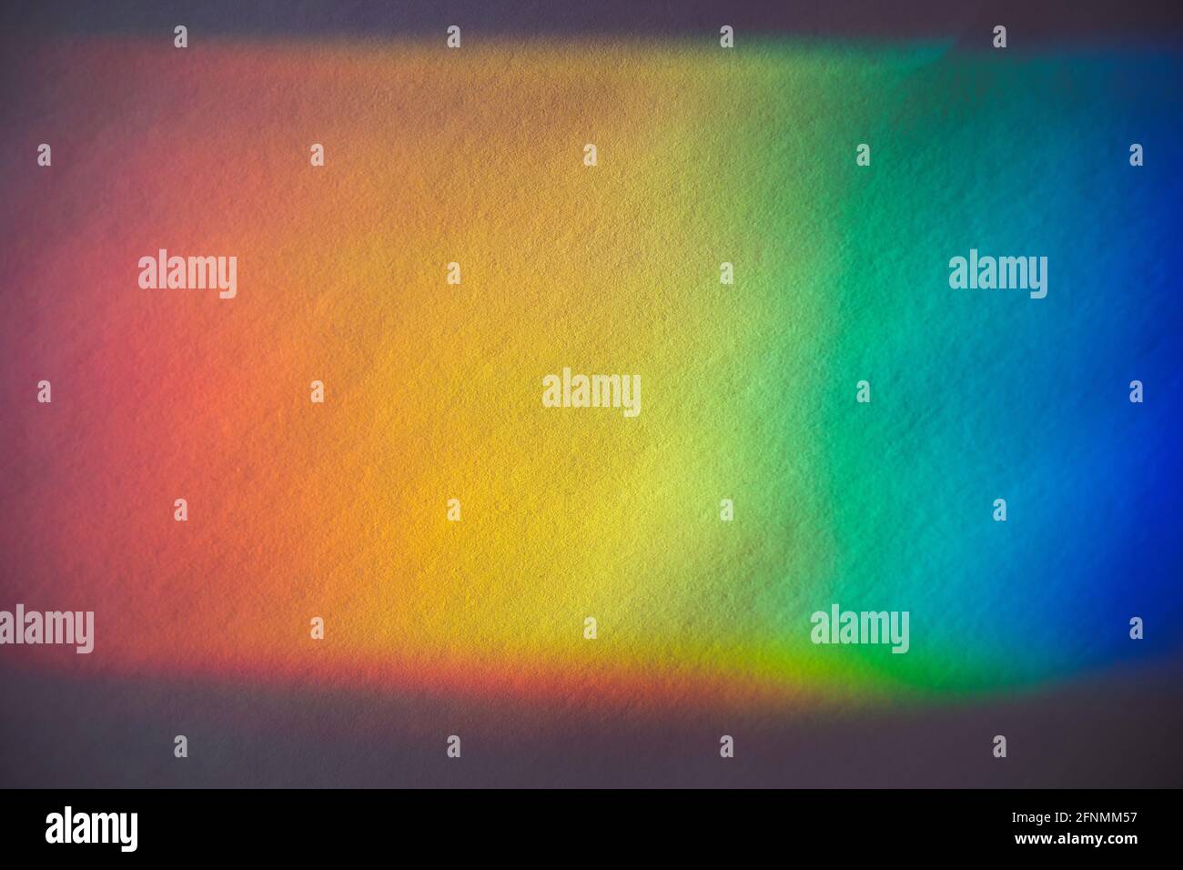 A Prism Full Rainbow luce su carta sfondo Overlay Foto Stock