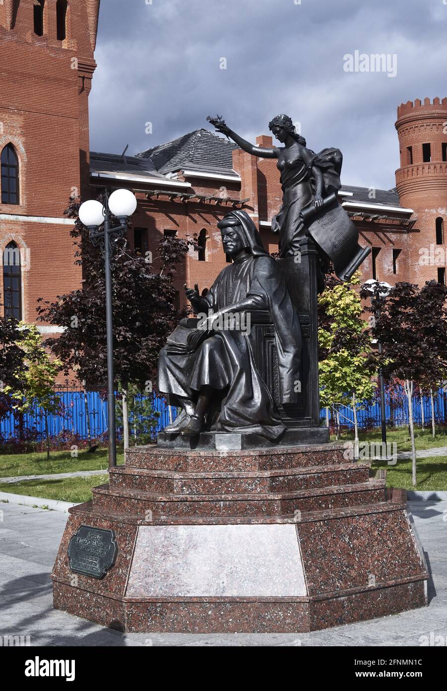 Russia; Europa; statua di bronzo nel giardino italiano del nuovo castello medievale di Yoshkar-Ola, la capitale della Repubblica di Mari El. La città è bes Foto Stock
