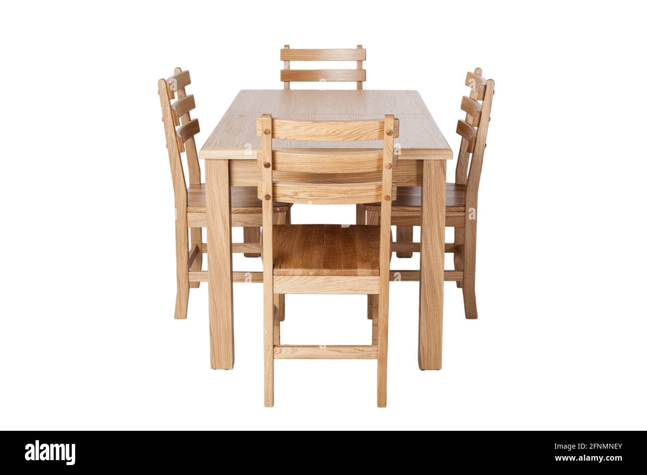 Un set di mobili da cucina in legno naturale, un tavolo da pranzo e quattro sedie, isolati su sfondo bianco. Foto Stock