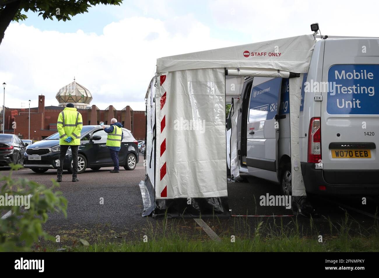 TARGA PELATED BY PA MEDIA PICTURE DESK staff del Scottish Ambulance Service gestire una Covid Mobile Testing Unit nel parcheggio della Moschea Centrale di Glasgow a Glasgow. Glasgow e Moray rimangono nelle restrizioni di livello 3 nonostante il resto della Scozia continentale si sposti al livello 2 lunedì. Data immagine: Martedì 18 maggio 2021. Foto Stock