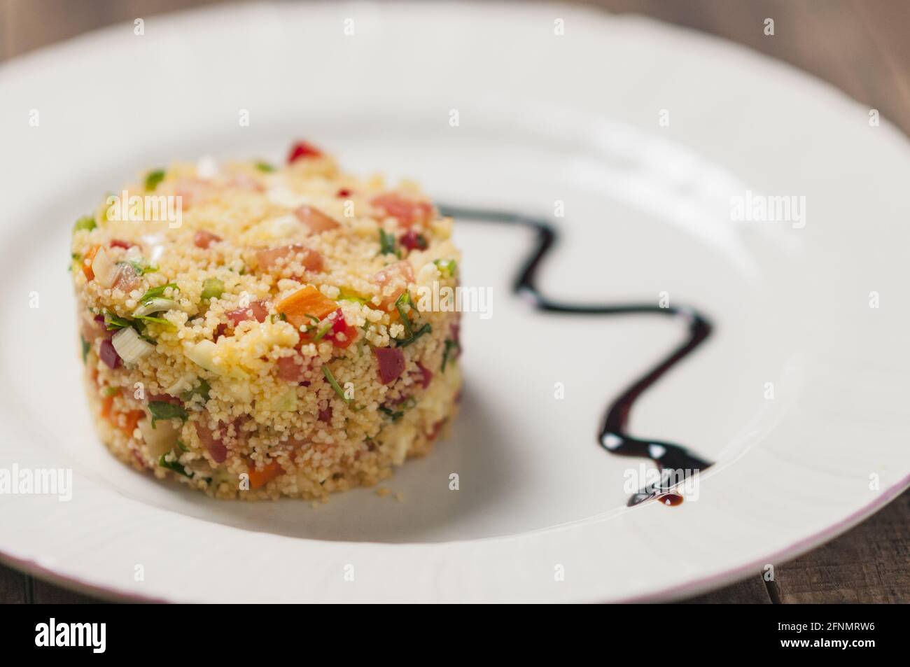 Primo piano di insalata di tabbouleh verdi e grits Foto Stock