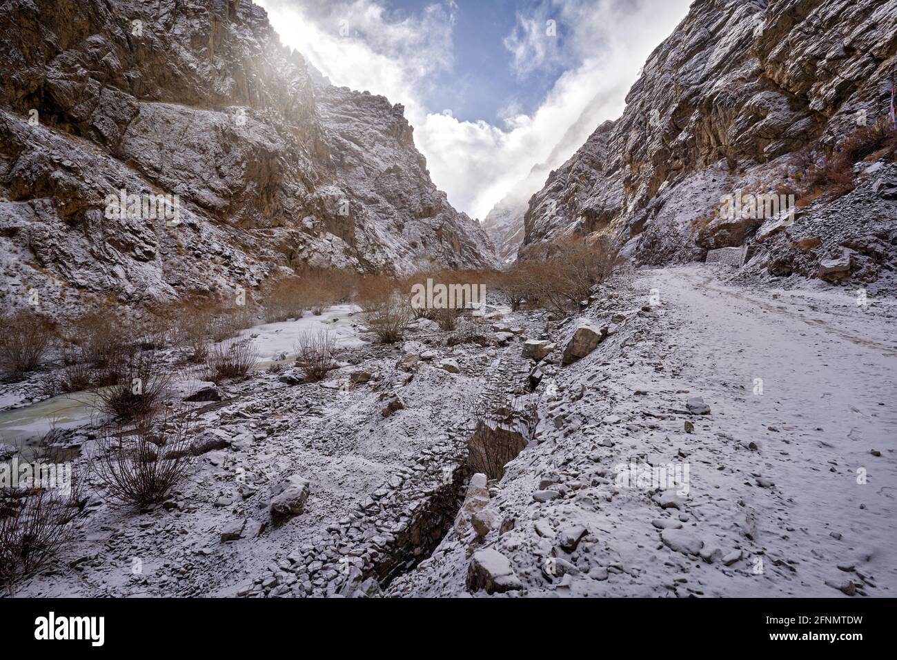 Strada per Rumbak Valley e Yarutse, Hemis NP, Ladak, India. Fiume con neve durante l'inverno, Himalaya. Paesaggio di montagna in India natura selvaggia. Sole da Foto Stock