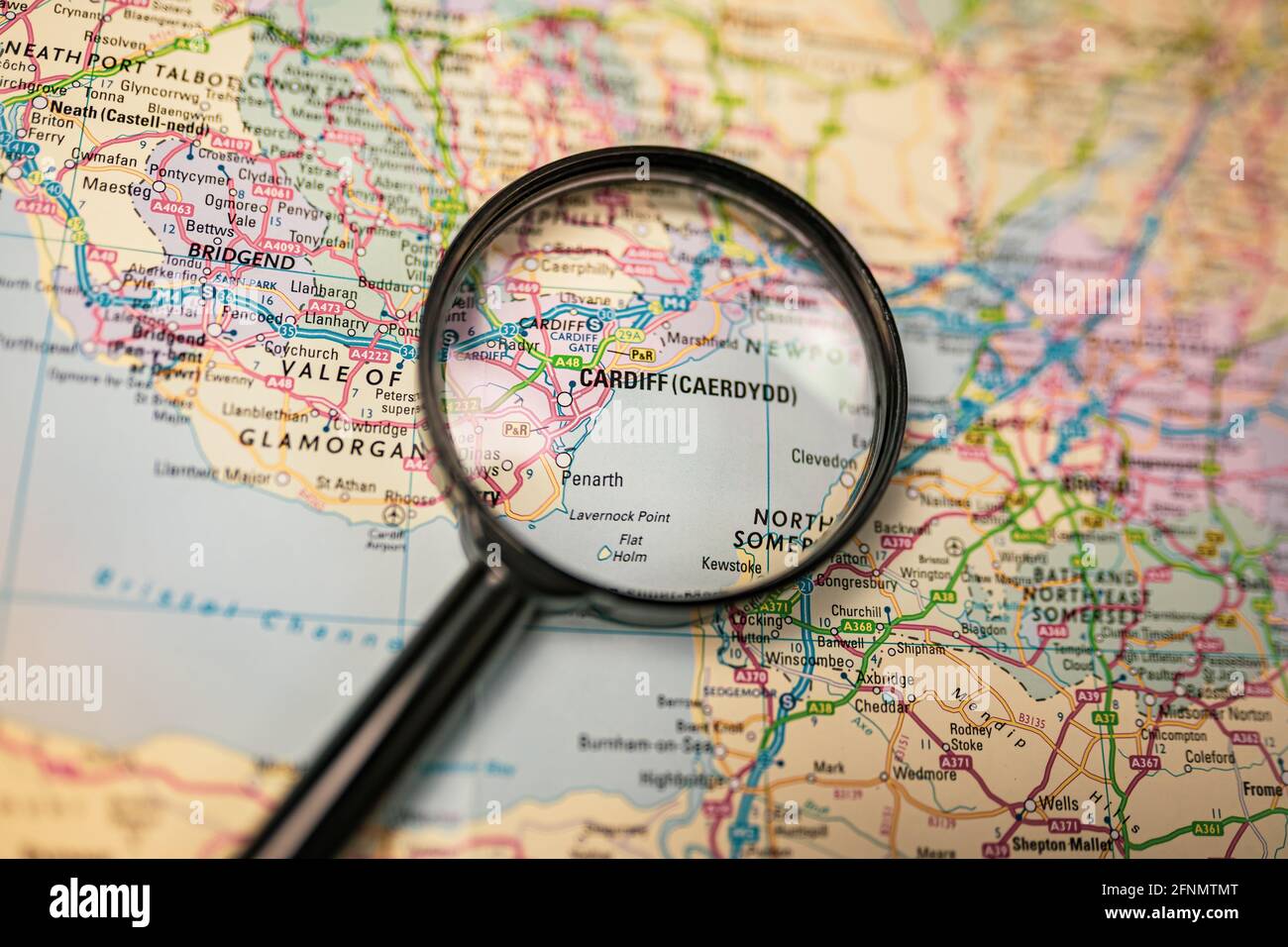 Mappa di Cardiff in primo piano attraverso la lente d'ingrandimento nera, città del Galles, Regno Unito Foto Stock